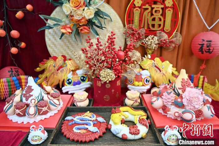 1月25日，春節(jié)臨近，蘭州一花饃店“龍”元素花饃熱銷。圖為展出的“龍”元素花饃。九美旦增 攝