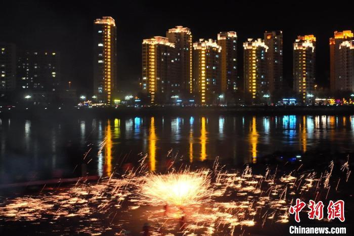 國家級非物質(zhì)文化遺產(chǎn)“打鐵花”在黃河岸畔落地。侯奇志 攝</p>
<p>