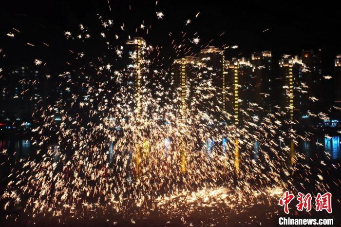 “過年打鐵花”是臨夏州永靖縣的民俗傳統(tǒng)。這項民俗表演，其實有著硬核技術(shù)作支撐，那就是入選國家級非遺的“永靖王氏生鐵冶鑄技藝”。侯奇志 攝</p>
<p>