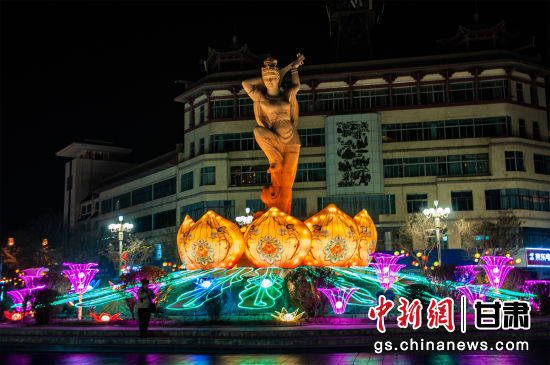 2024年春節(jié)期間，敦煌市中心盤旋路上的反彈琵琶燈組。王斌銀 攝