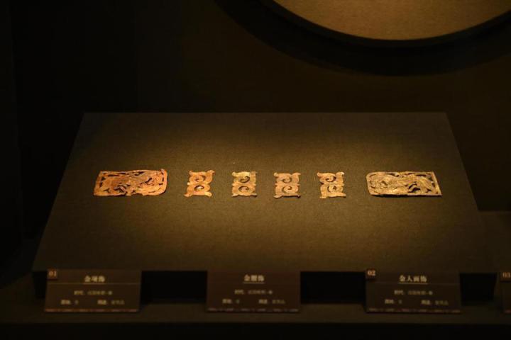 張家川縣馬家塬車輿博物館展陳的馬家塬遺址出土的金項飾、金腰飾、金人畫飾等。李亞龍 攝　　