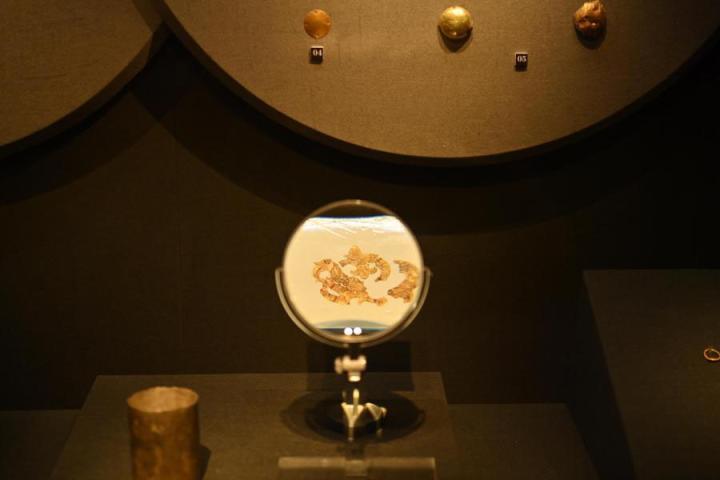 張家川縣馬家塬車輿博物館展陳的馬家塬遺址出土的金飾。李亞龍 攝　