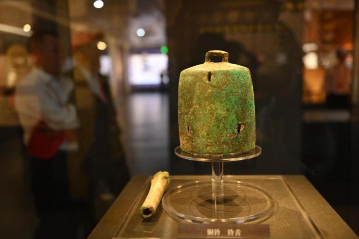 張家川縣馬家塬車輿博物館展陳的馬家塬遺址出土的銅鈴。李亞龍 攝