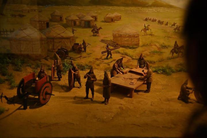 在張家川縣馬家塬車輿博物館展陳的關于戰(zhàn)國西戎車輿制作過程的模型。李亞龍 攝