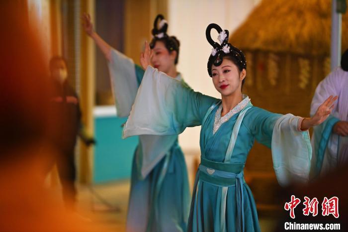 圖為工作人員進行舞蹈表演。李亞龍 攝</p>
<p>