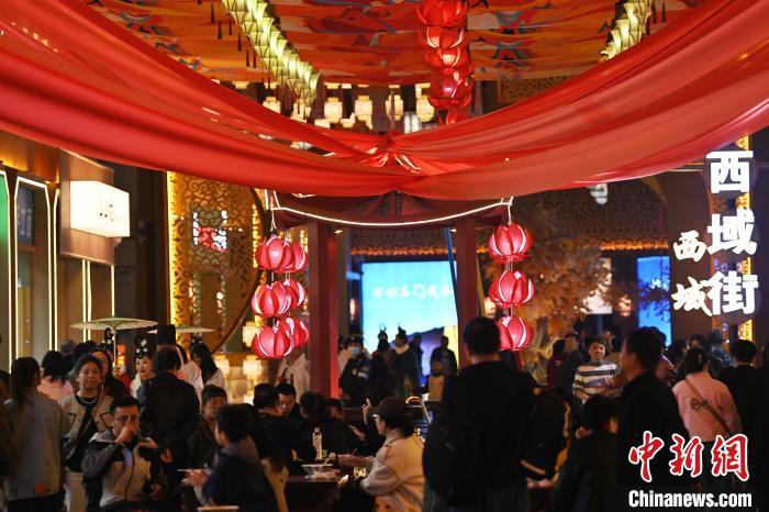 圖為街區(qū)現(xiàn)場游客絡繹不絕。李亞龍 攝</p>
<p>