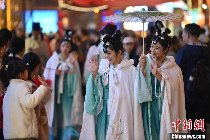 圖為街區(qū)人員著傳統(tǒng)服飾與游人互動。李亞龍 攝</p>
<p>
