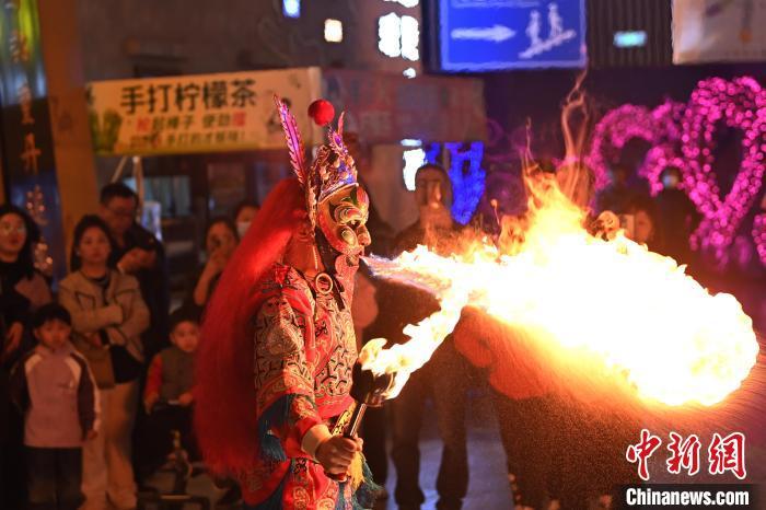 圖為工作人員進行雜耍表演。李亞龍 攝</p><p>