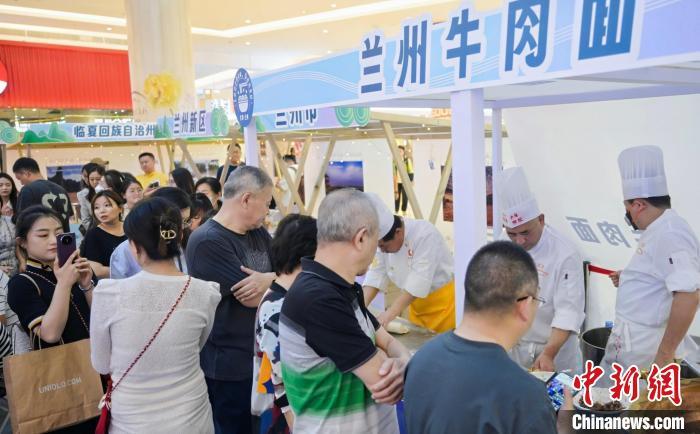 5月11日，“醉美玉如意·感恩幫扶情”甘肅(天津)文創(chuàng)非遺市集和特色美食展示活動在天津舉行。(天津市文旅局供圖)