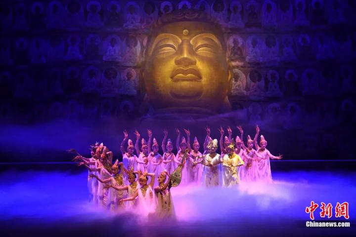 2024年2月23日晚，中國經(jīng)典舞劇《絲路花雨》在甘肅蘭州演出恭賀新春。李亞龍 攝