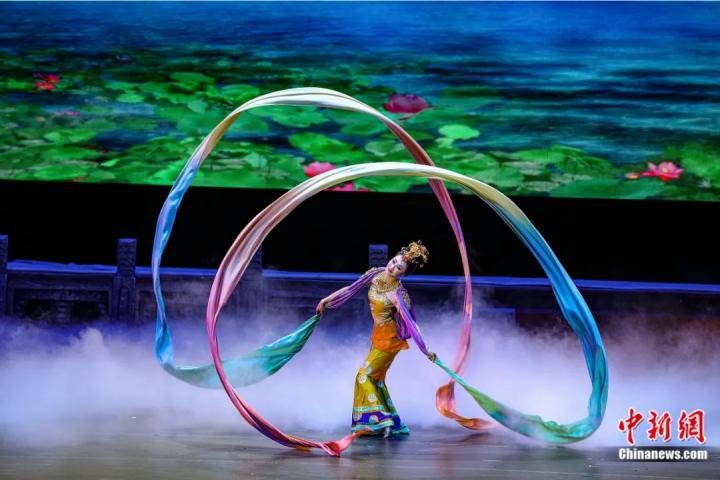 2023年4月17日晚，中國經(jīng)典舞劇《絲路花雨》在澳門百老匯劇場演出。甘肅演藝集團(tuán) 供圖