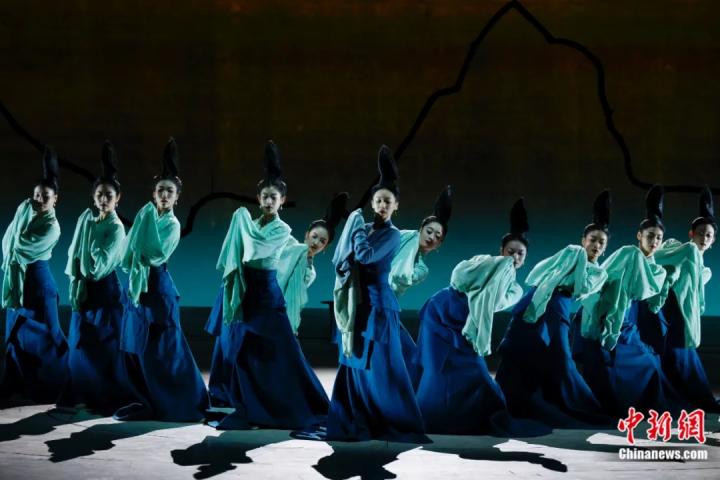 2024年2月29日晚，舞蹈詩劇《只此青綠》在北京上演，多國駐華使節(jié)和國際組織代表前來觀賞。韓海丹 攝