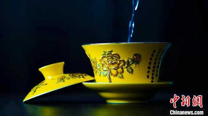 2023年5月，拍攝的臨夏特色茶飲——蓋碗茶。(資料圖)臨夏市融媒體中心供圖