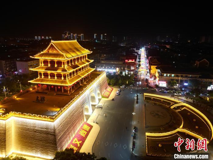 圖為武威市標(biāo)志性建筑涼州古城門燈光亮起。(無人機照片) 　戴文昌 攝</p><p>