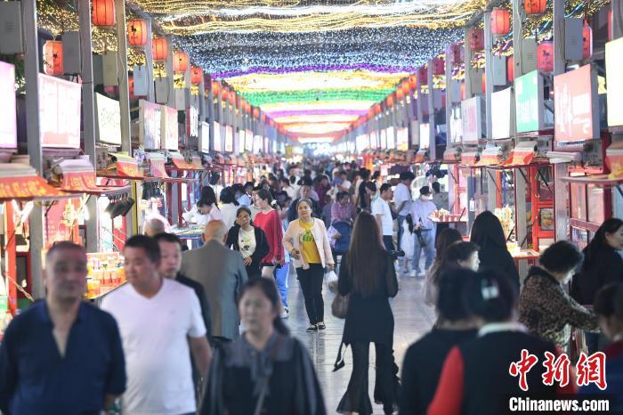 圖為燈光亮起，明清街夜市人氣漸旺。　戴文昌 攝</p><p>