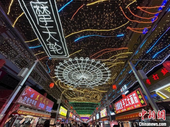 圖為明清街夜市燈光點亮具有武威文化元素的“摩天輪”彩燈?！〈魑牟?攝</p><p>