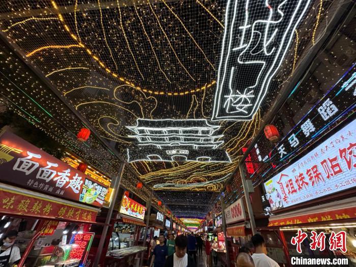 圖為明清街夜市燈光點亮具有武威文化元素的“涼州古城門”彩燈?！〈魑牟?攝</p><p>