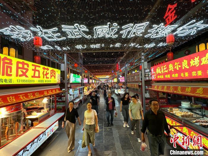 圖為明清街夜市燈光點亮“我在武威很想你”。　戴文昌 攝</p><p>