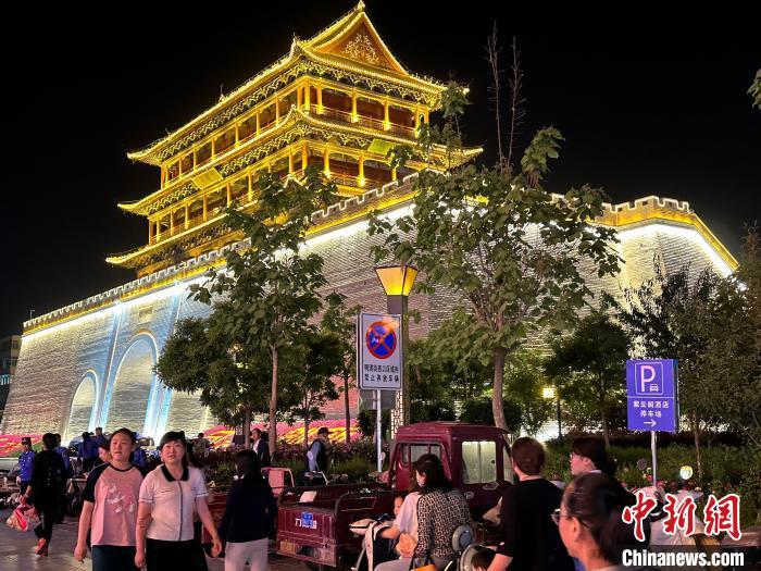 圖為夜幕降臨，涼州古城門燈光亮起?！〈魑牟?攝