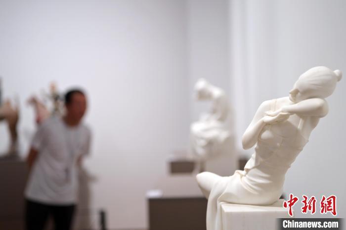 5月21日，在“絲路印跡”雕塑藝術作品展展出的作品《綺羅香·香》。九美旦增 攝</p>
<p>