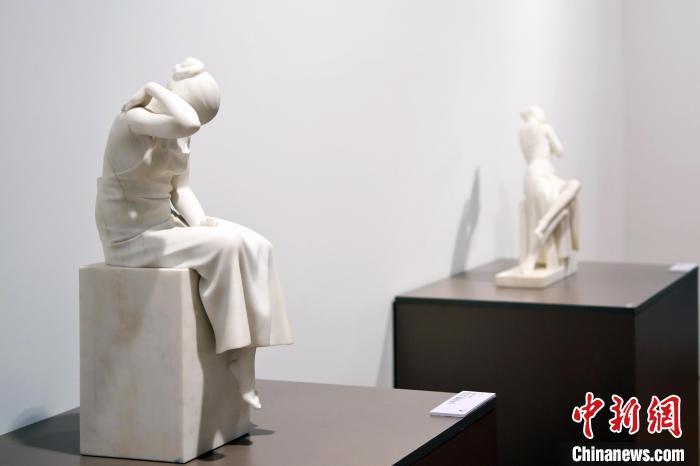 5月21日，在“絲路印跡”雕塑藝術作品展展出的雕塑作品《聲聲慢·艾艾》。九美旦增 攝</p>
<p>