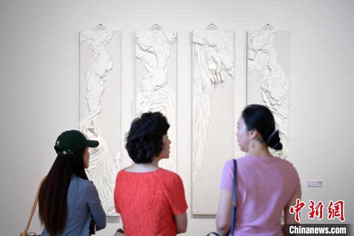 5月21日，觀眾參觀在“絲路印跡”雕塑藝術作品展展出的作品《無相》。九美旦增 攝</p>
<p>