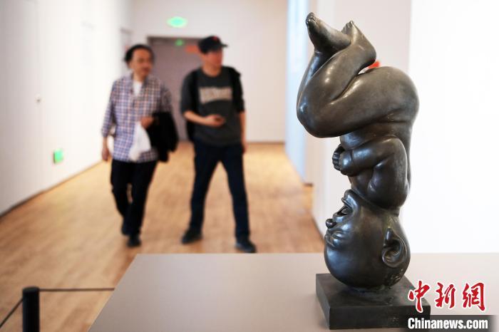 5月21日，觀眾參觀“絲路印跡”雕塑藝術作品展展出的雕塑作品。九美旦增 攝</p>
<p>