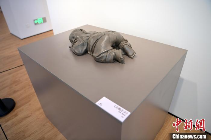 5月21日，在“絲路印跡”雕塑藝術作品展展出的作品《大地之子》。九美旦增 攝</p>
<p>