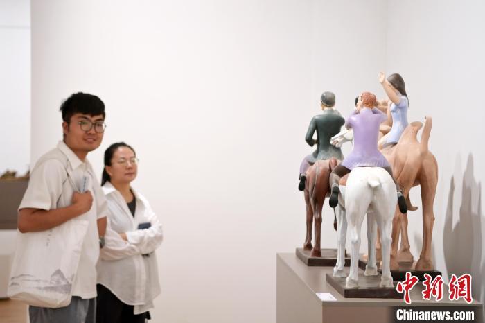 5月21日，觀眾參觀在“絲路印跡”雕塑藝術作品展展出的雕塑作品《絲路話語》。九美旦增 攝</p>
<p>