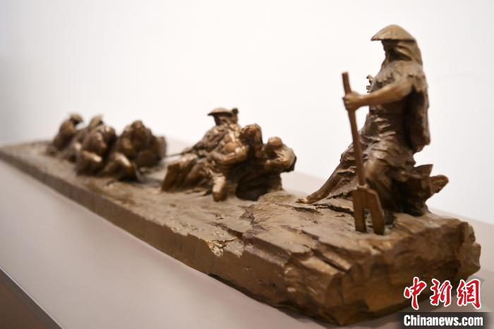 5月21日，在“絲路印跡”雕塑藝術作品展展出的作品《治水為民·禹德九州》。九美旦增 攝</p>
<p>