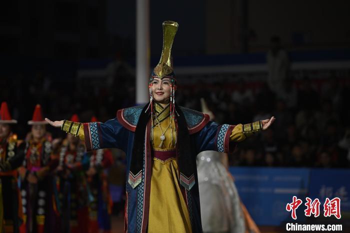 圖為開幕式現(xiàn)場蒙古族服飾秀。李亞龍 攝