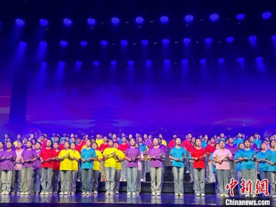 5月28日晚，“詩意甘肅·絲路長風(fēng)三千里”——月出涼州·武威詩會(huì)在甘肅省武威市漢唐天馬城舉行。楊娜 攝