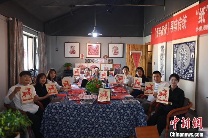 6月6日，在甘肅敦煌青年夜校課程中，青年學(xué)員展示學(xué)習(xí)敦煌非遺剪紙的成果。