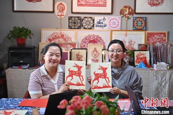 6月6日，在甘肅敦煌青年夜校課程中，青年學(xué)員展示學(xué)習(xí)敦煌非遺剪紙的成果。李亞龍 攝　　