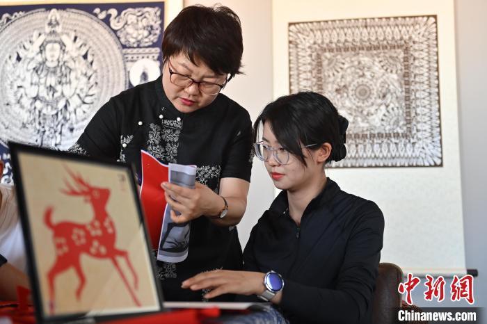 6月6日，在甘肅敦煌青年夜校課程中，青年學(xué)員學(xué)習(xí)敦煌非遺剪紙課程。李亞龍 攝