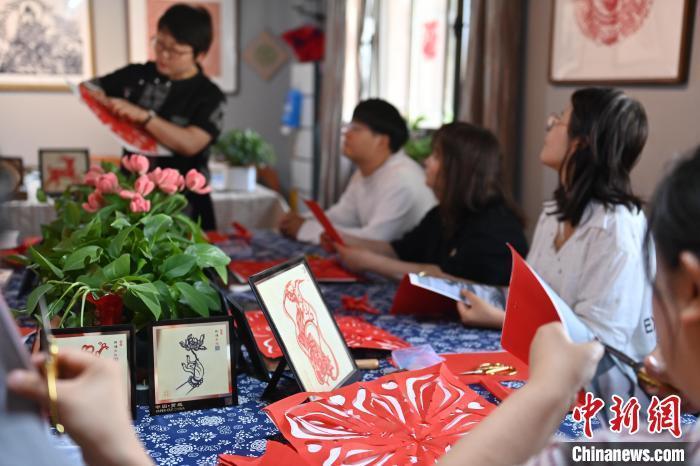 6月6日，在甘肅敦煌青年夜校課程中，青年學(xué)員學(xué)習(xí)敦煌非遺剪紙課程。李亞龍 攝　　
