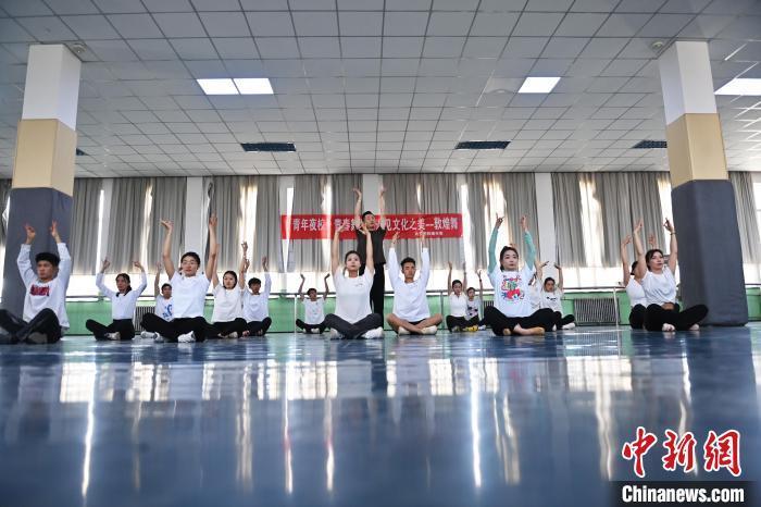 6月6日，在甘肅敦煌青年夜校課程中，青年學(xué)員學(xué)習(xí)敦煌舞課程。李亞龍 攝　　