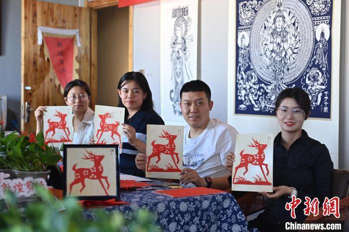 6月6日，在甘肅敦煌青年夜校課程中，青年學(xué)員展示學(xué)習(xí)敦煌非遺剪紙的成果。李亞龍 攝　　