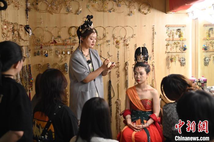 6月6日，在甘肅敦煌青年夜校課程中，青年學(xué)員學(xué)習(xí)敦煌美妝課程。李亞龍 攝