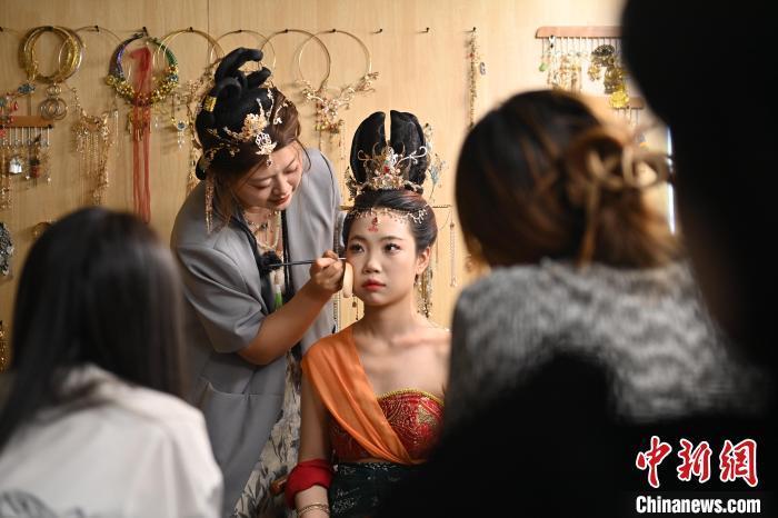 6月6日，在甘肅敦煌青年夜校課程中，青年學(xué)員學(xué)習(xí)敦煌美妝課程。李亞龍 攝　　