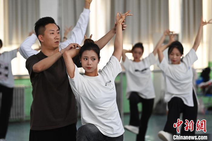6月6日，在甘肅敦煌青年夜校課程中，青年學(xué)員學(xué)習(xí)敦煌舞課程。李亞龍 攝　　