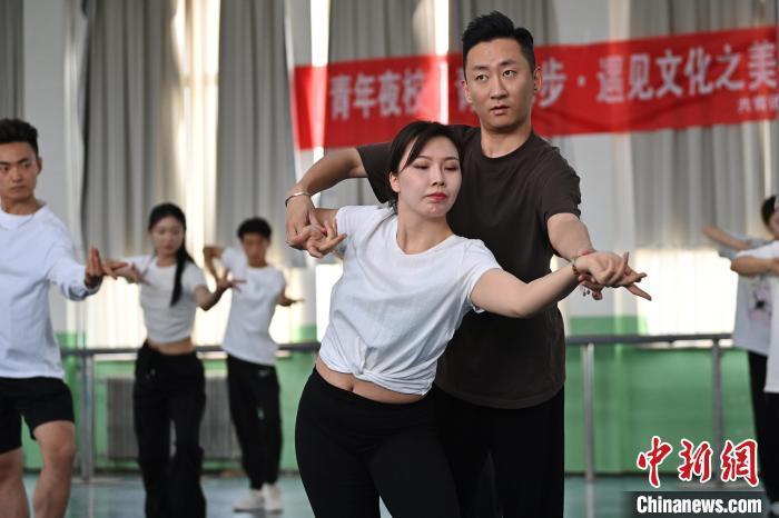 6月6日，在甘肅敦煌青年夜校課程中，學(xué)員學(xué)習(xí)敦煌舞課程。李亞龍 攝　　