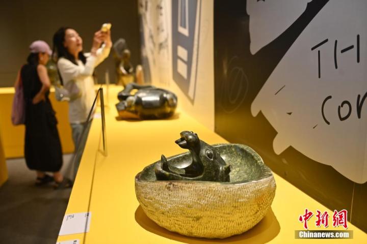 圖為該藝術(shù)展展陳的蛇紋石作品《河馬池》。中新社記者 李亞龍 攝