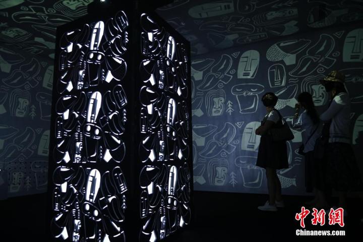 圖為游客參觀藝術(shù)展。中新社記者 李亞龍 攝