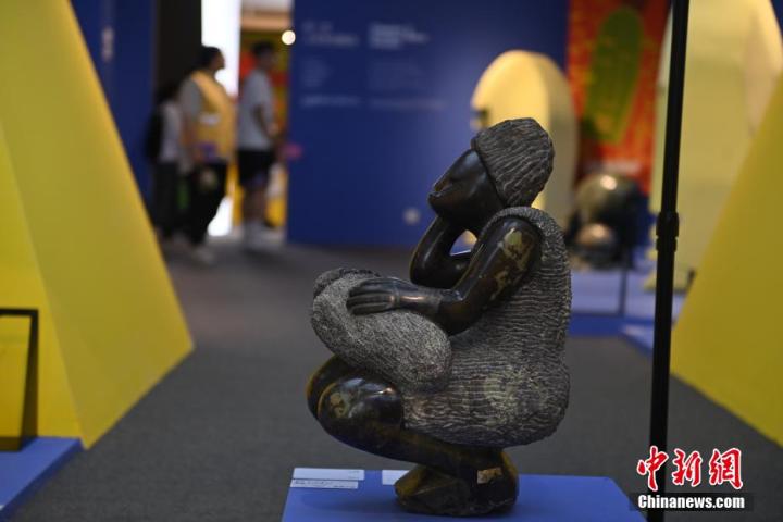 圖為游客參觀藝術(shù)展。中新社記者 李亞龍 攝</p>
<p>