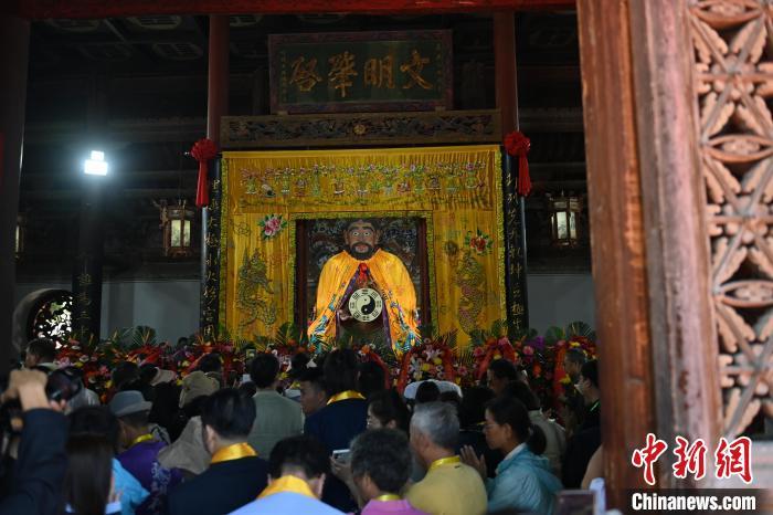 6月21日，2024(甲辰)年公祭中華人文始祖伏羲大典在甘肅天水舉行，來自海峽兩岸及港澳地區(qū)約500人現場共祭中華人文始祖伏羲。中新社記者 李亞龍 攝