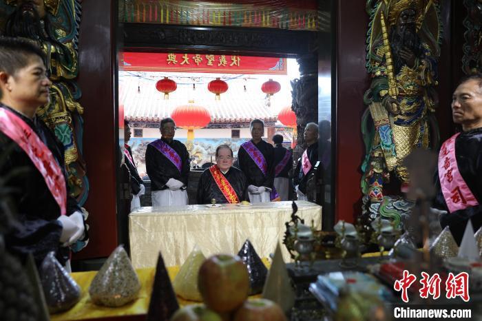 6月21日，“2024(甲辰年)兩岸共祭人文始祖伏羲典禮”在臺灣新北舉行。擔任主祭官的先嗇宮董事長、中國國民黨前秘書長李乾龍(中)出席典禮并擔任主祭官。中新社記者 張曉曦 攝