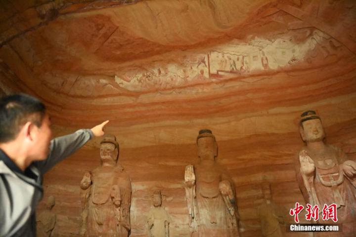 7月15日，甘肅省平?jīng)鍪袥艽h百里石窟長(zhǎng)廊中的南石窟寺1號(hào)窟內(nèi)，工作人員介紹窟內(nèi)僅存的浮雕——佛傳故事。百里石窟長(zhǎng)廊位于涇川縣境內(nèi)，由512個(gè)石窟、5眼窟中石井組成，現(xiàn)存王母宮石窟、鳳凰山石窟、南石窟寺、丈八寺石窟、羅漢洞石窟、太山寺石窟等規(guī)模較大的石窟群，還有數(shù)量眾多的小石窟群。南石窟寺開(kāi)鑿于北魏永平三年，其中1號(hào)窟屬于大型七佛窟，七佛高達(dá)6米。中新社記者 李亞龍 攝</p>
<p>