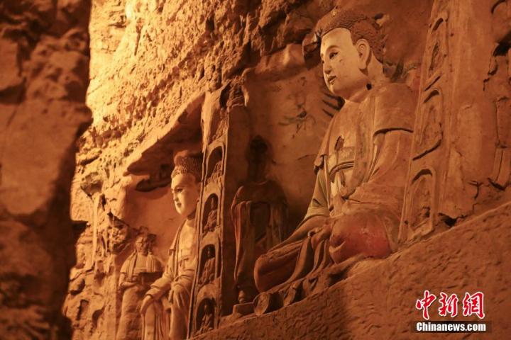 7月15日，甘肅省平?jīng)鍪袥艽h百里石窟長(zhǎng)廊中的王母宮石窟造像。百里石窟長(zhǎng)廊位于涇川縣境內(nèi)，由512個(gè)石窟、5眼窟中石井組成，現(xiàn)存王母宮石窟、鳳凰山石窟、南石窟寺、丈八寺石窟、羅漢洞石窟、太山寺石窟等規(guī)模較大的石窟群，還有數(shù)量眾多的小石窟群。王母宮石窟又名千佛洞，該窟設(shè)計(jì)宏大，造像生動(dòng)，窟內(nèi)擁有造像數(shù)百尊，是較為珍貴的佛教文化歷史遺存。中新社記者 李亞龍 攝</p>
<p>