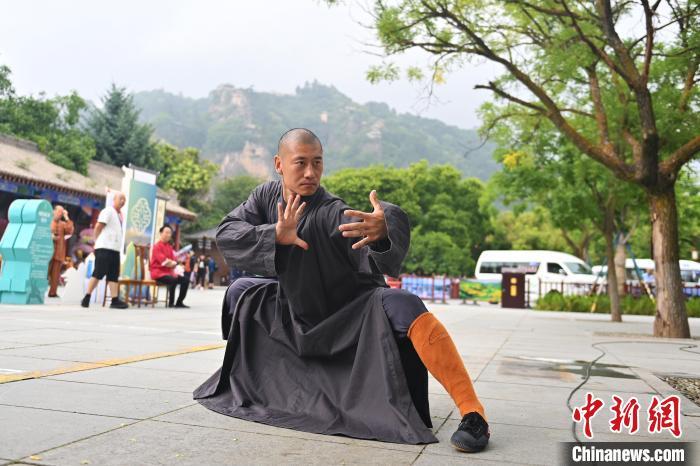 7月14日，甘肅省平?jīng)鍪嗅轻忌骄皡^(qū)內(nèi)，嵩山少林弟子展示武藝。7月13日至14日，“2024年北京體育大學(xué)第十五屆國際武術(shù)比賽交流大會暨首屆崆峒山國際武術(shù)大會”舉行，大會也在崆峒山景區(qū)進(jìn)行問道崆峒、武術(shù)高級研修班、崆峒拜師等系列活動。中新社記者 李亞龍 攝</p>
<p>